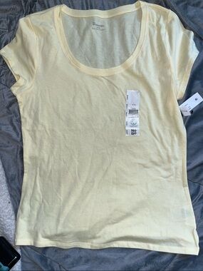 No Boundaries Women's Scoop Neck Tee - Pale Yellow